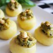 Przepis na aromatyczne kluski śląskie z kremowym sosem serowym z pesto, pieczarkami i orzechami