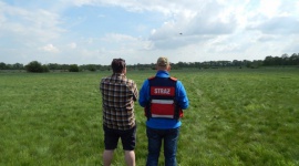 Dron pomoże strażakom w poszukiwaniu zaginionych Problemy społeczne, BIZNES - Regionalna straż pożarna jako pierwsza w Polsce kupiła dron, który stanie się częścią zespołu ratowniczego OSP Lipki. Będzie szukał ofiar utonięć i zaginionych.