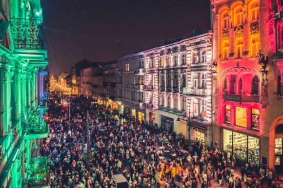 Awangarda w świetlnej odsłonie BIZNES, Kultura - Jeden z najbardziej lubianych i popularnych festiwali rozpocznie się już 29 września. Light Move Festival każdego roku odkrywa piękno XIX-wiecznych zabytków. W tym roku festiwal światła będzie działał pod hasłem „No limits – szlakiem awangardy”.