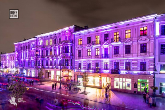 Przedpremierowy pokaz świetlny na Piotrkowskiej BIZNES, Kultura - Już dziś (31 sierpnia) przedpremierowy pokaz iluminacji świetlnej łódzkiej kamienicy przy ulicy Piotrkowskiej. Projekt zostanie zrealizowany według pomysłu jednego z uczestników warsztatów podczas i zostanie włączony do programu tegorocznej edycji Light. Move. Festival.
