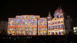 Największy festiwal światła w Polsce już w ten weekend BIZNES, Kultura - Light . Move. Festiwal. zamienia centrum Łodzi w magiczną krainę iskrzącą milionami barw. Każdej jesieni festiwal światła podświetla zabytkowe kamienice kolorowymi iluminacjami, wyświetlane są mappingi 2D/3D, wielkoformatowe projekcje oraz instalacje świetlne.
