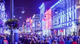 Światowy trend festiwali światła. Teraz także w Polsce BIZNES, Kultura - Na świecie istnieje wiele festiwali światła m. in. we Francji, Stanach Zjednoczonych, a nawet w Australii i Chinach. W Polsce największy jest Light. Move. Festival., który w zeszłym roku przyciągnął do Łodzi ponad pół miliona osób.