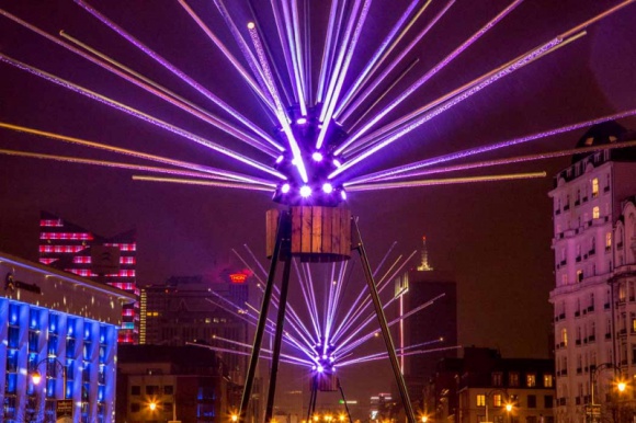 Top 10 na Light. Move. Festival. 2017 BIZNES, Kultura - Monumentalne rzeźby świetlne przypominające polne osty, dzikie zwierzęta origami, malowany światłem awangardowy mapping na Placu Wolności – to zaledwie kilka atrakcji, które pojawią się na Light. Move. Festival.