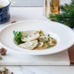 Pierożki z kaszą gryczaną podane z sosem grzybowym