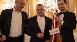 Janusz Wawrowski i skrzypce Stradivariusa w Elbląskiej Orkiestrze Kameralnej! BIZNES, Kultura - Polski wirtuoz wystąpił wspólnie z Elbląską Orkiestrą Kameralną. Tutejsza publiczność miała okazję po raz pierwszy w historii usłyszeć cenne skrzypce Stradivariusa w naszym regionie. Koncert zakończyły potrójne bisy oraz owacja na stojąco.