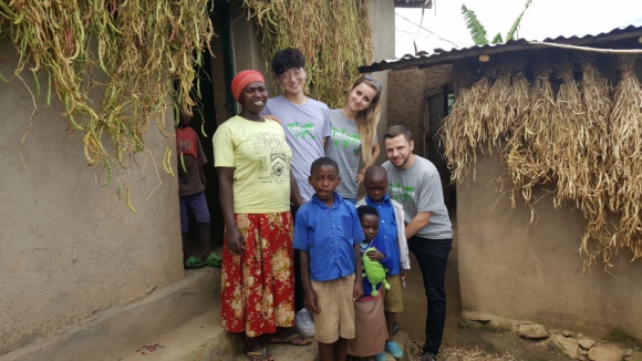 Pracownicy IKEA Polska z misją w Rwandzie Problemy społeczne, BIZNES - Wybrani pracownicy IKEA z Polski pojechali do Rwandy, aby zobaczyć na własne oczy, w jaki sposób IKEA Foundation wspiera lokalne społeczności. W trakcie podróży obserwowali i aktywnie włączali się w pracę organizacji One Acre Fund, która pomaga drobnym rolnikom i ich rodzinom.