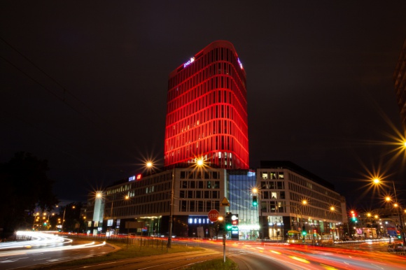 Plac Unii rozbłysnął na czerwono w geście solidarności z chorymi na nowotwór Problemy społeczne, BIZNES - 5 września br. Plac Unii podświetlony został na czerwono. To symboliczny gest solidarności z chorymi na nowotwór, podopiecznymi Fundacji Rak’n’Roll. Celem stowarzyszenia jest zmiana schematów myślenia o nowotworach oraz poprawa jakości życia osób cierpiących na tę chorobę.
