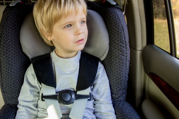 Jak przetrwać z dzieckiem podróż w aucie? Pomogą specjalne akcesoria