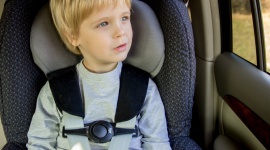 Jak przetrwać z dzieckiem podróż w aucie? Pomogą specjalne akcesoria Problemy społeczne, BIZNES - Nastały ferie zimowe, czyli czas dalszych wyjazdów.