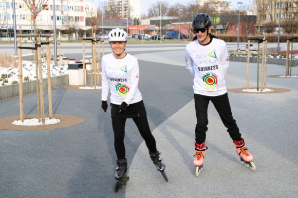 SLV Group Guinness Rolki Reggae Rekord. Rolkarze jadą z pomocą dla dzieci Problemy społeczne, BIZNES - Aż 25 godzin bez przerwy po 400-metrowej pętli. Agata i Wojciech Miszewscy, rolkarskie małżeństwo z Oleśnicy, w ostatni weekend marca zamierza ustanowić oficjalny rekord świata.