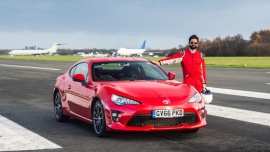 Toyota GT86, tor Top Gear, a w środku… niewidomy kierowca!