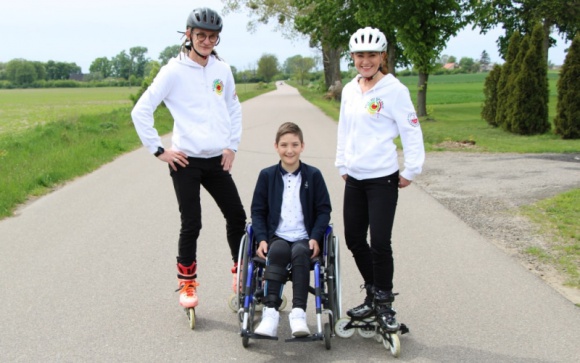 Rolkarze jadą z pomocą chłopcu, który nie czuje bólu. Chcesz ufundować maraton?