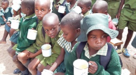 Stowarzyszenie SOS Wioski Dziecięce rozpoczyna pomoc dzieciom w Zimbabwe Problemy społeczne, BIZNES - Program dożywiania obejmuje 999 dzieci z okolic rezerwatu w Imire.