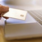 Przedświąteczne zakupy w Internecie. Jak chronić się przed oszustwami w sieci?